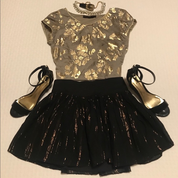 The Limited Tops - Sale❗️The Limited Festive Metallic Threaded Top